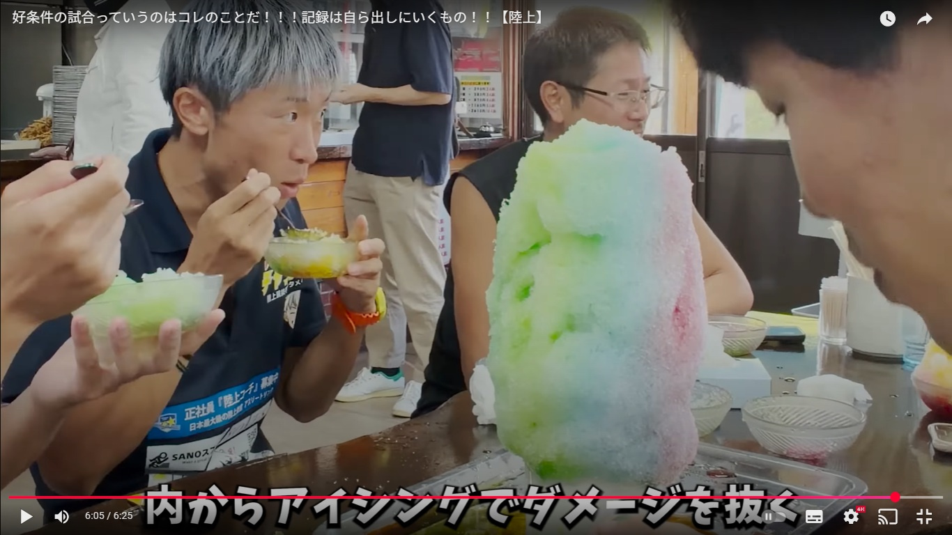 山盛りのかき氷から徐々に見切れてくる社長
