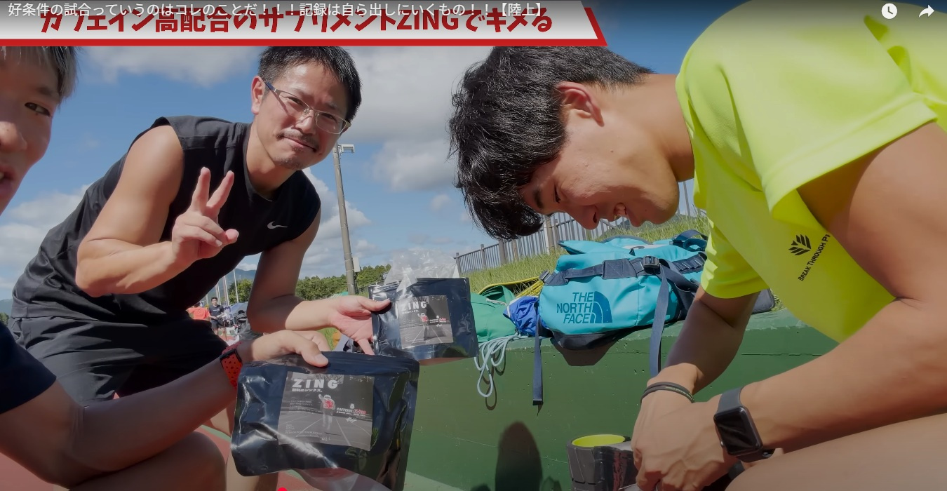 笑顔でピースして映り込んでる社長