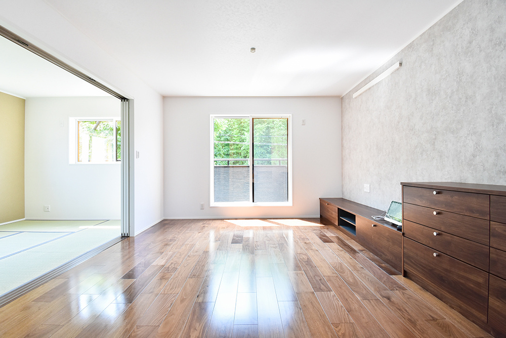 窓の外には緑が広がる爽やかなリビング