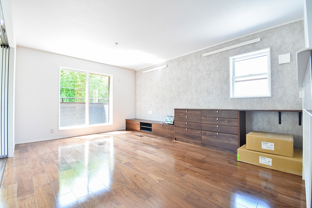 窓の外には緑が広がる爽やかなリビング