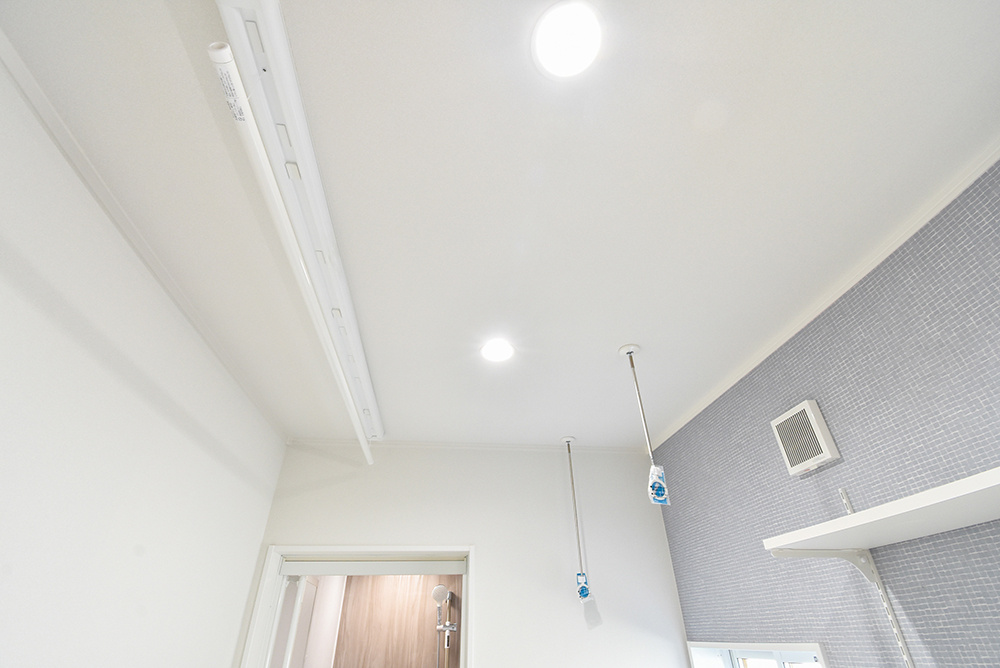 洗面室天井の室内物干し