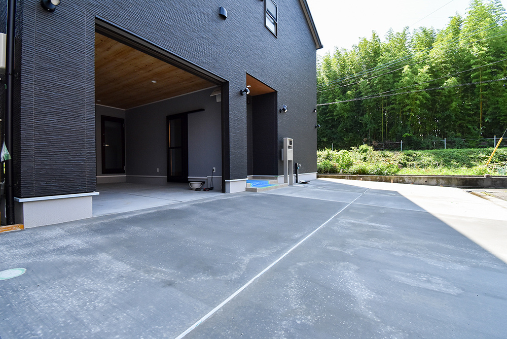 趣味と安らぎが共存する、大型ガレージと緑を感じるリビングのある家