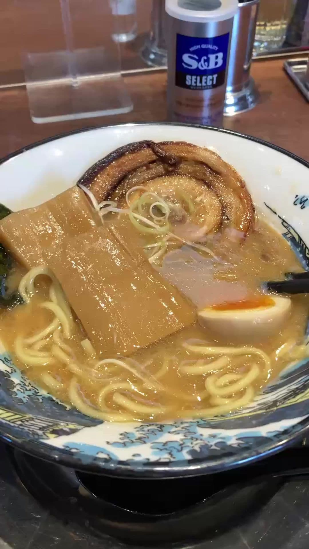 新潟市のランチ。特大メンマが主役級！！まっくうしゃ本店の“焼きアゴ香る醤油ラーメン”の画像