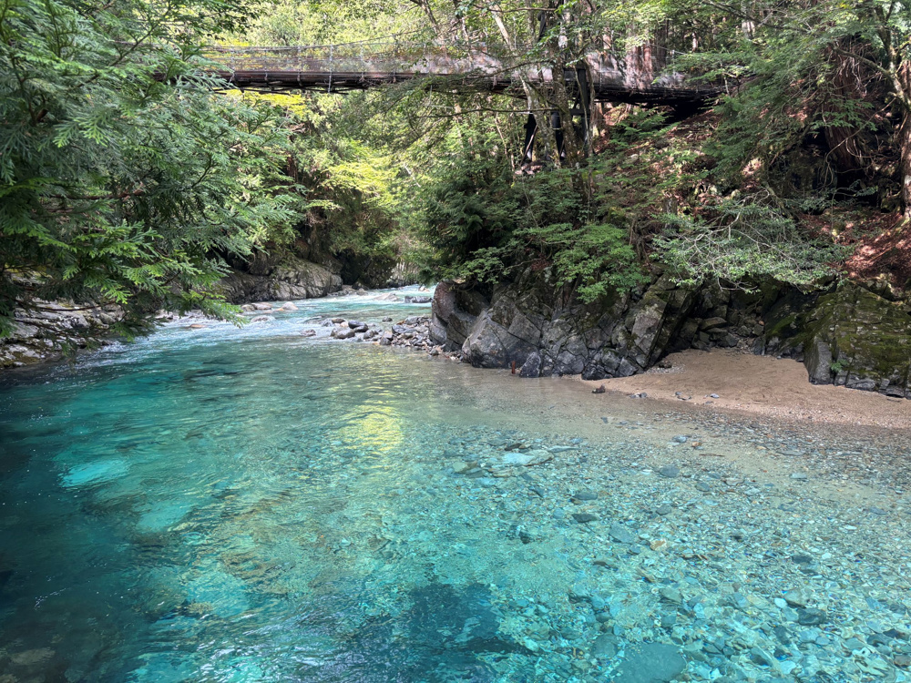 エメラルドブルーの画像