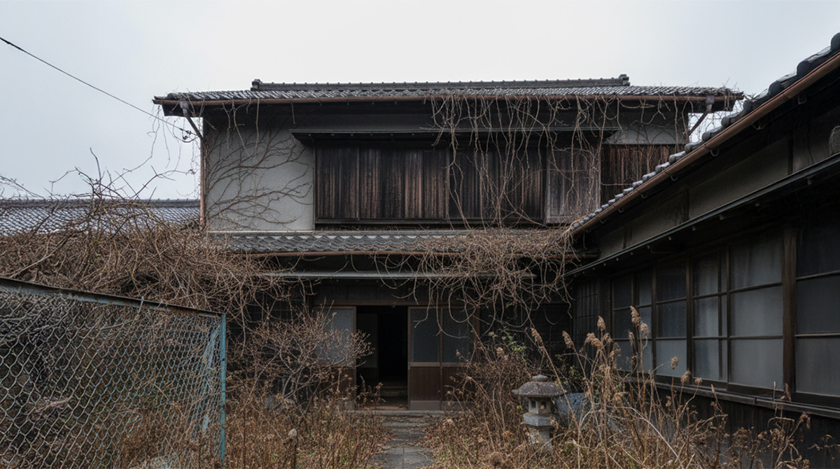 放置され、庭が荒れてしまった空き家
