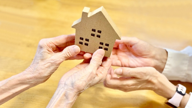 親名義の家にそのまま住むときの注意点　知らないと損する登記・税金・相続のリスクの画像