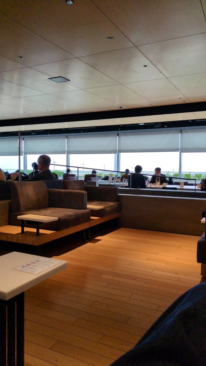 空港ラウンジでくつろぐ様子（エポスカードのラウンジ特典イメージ）