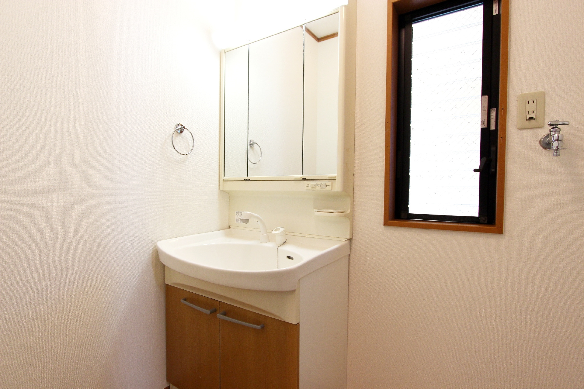 洗面台”>
                    </p>
                    <h3 class=