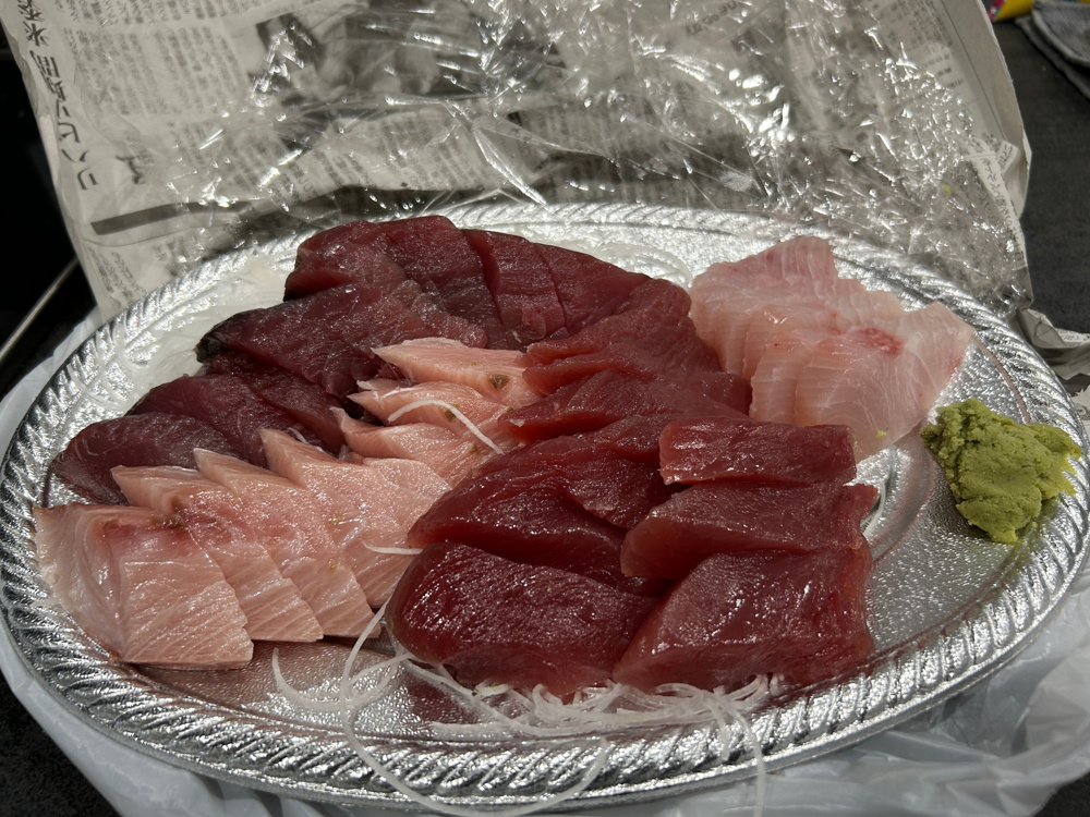 海帰りに２０００円の刺身の盛り合わせ買いました！の画像