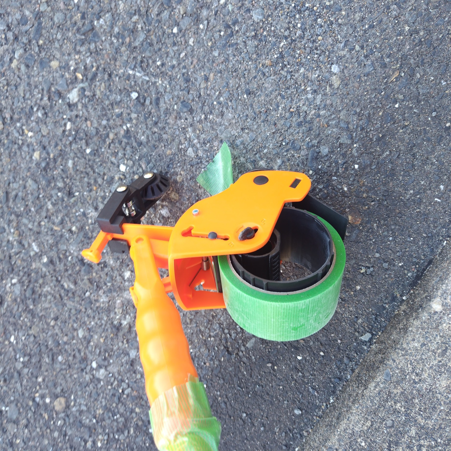 岐阜市の不動産会社による駐車場ライン引き作業レポート：フロアテープディスペンサー導入とその効果の画像