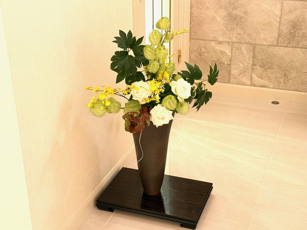 風船唐綿を楽しむ生け花の画像