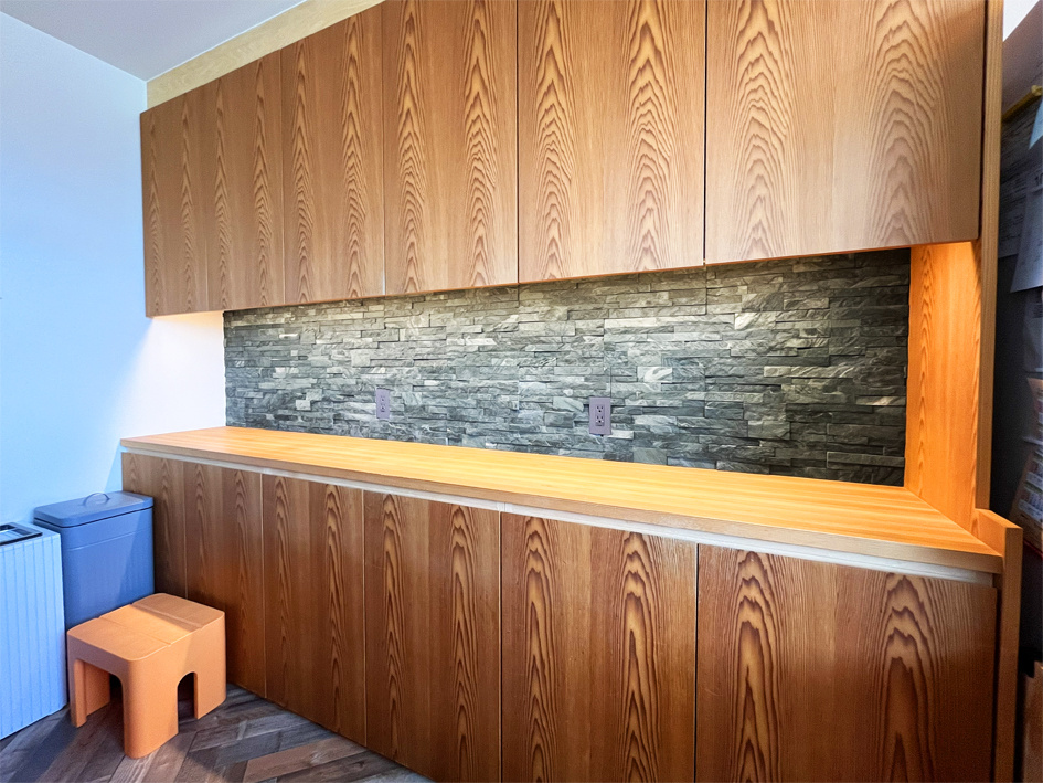 自宅カップボードの壁面にＤＩＹで自然石タイルを貼ってみたの画像