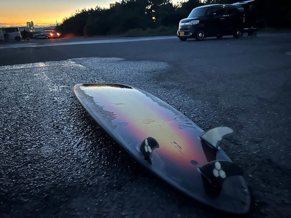 夕方の鴨川サーフィン、日没が早すぎるwの画像