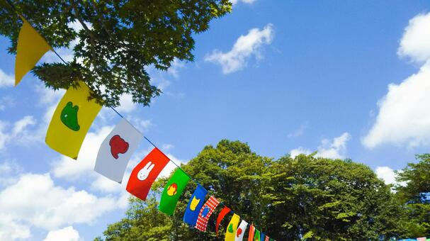 秋空の下、笑顔がいっぱい♪こども園の運動会の画像