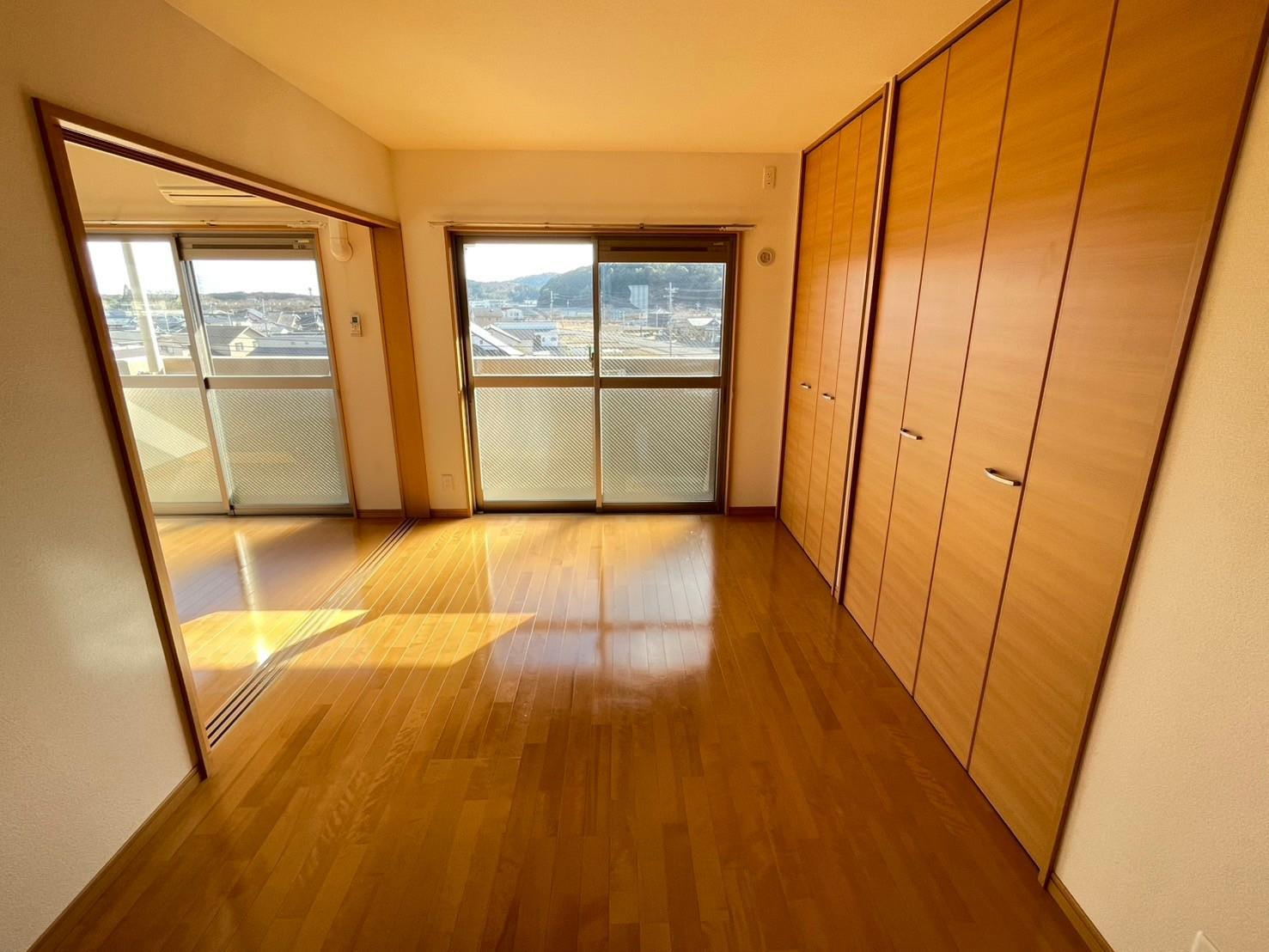 203号室 洋室（南側） 収納が多い南側洋室