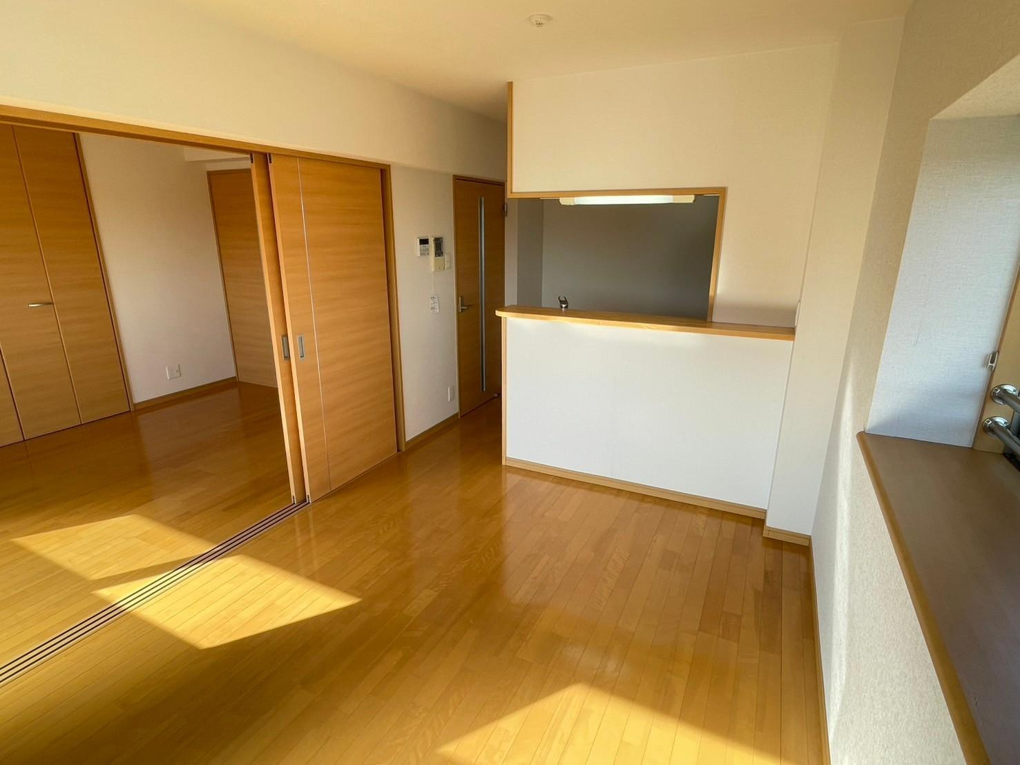 203号室 リビング別角度 カウンターキッチンで手元が隠れて見た目すっきり