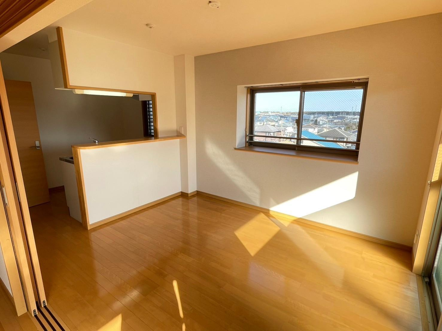 203号室 リビング 角部屋で窓が多く明るいリビング