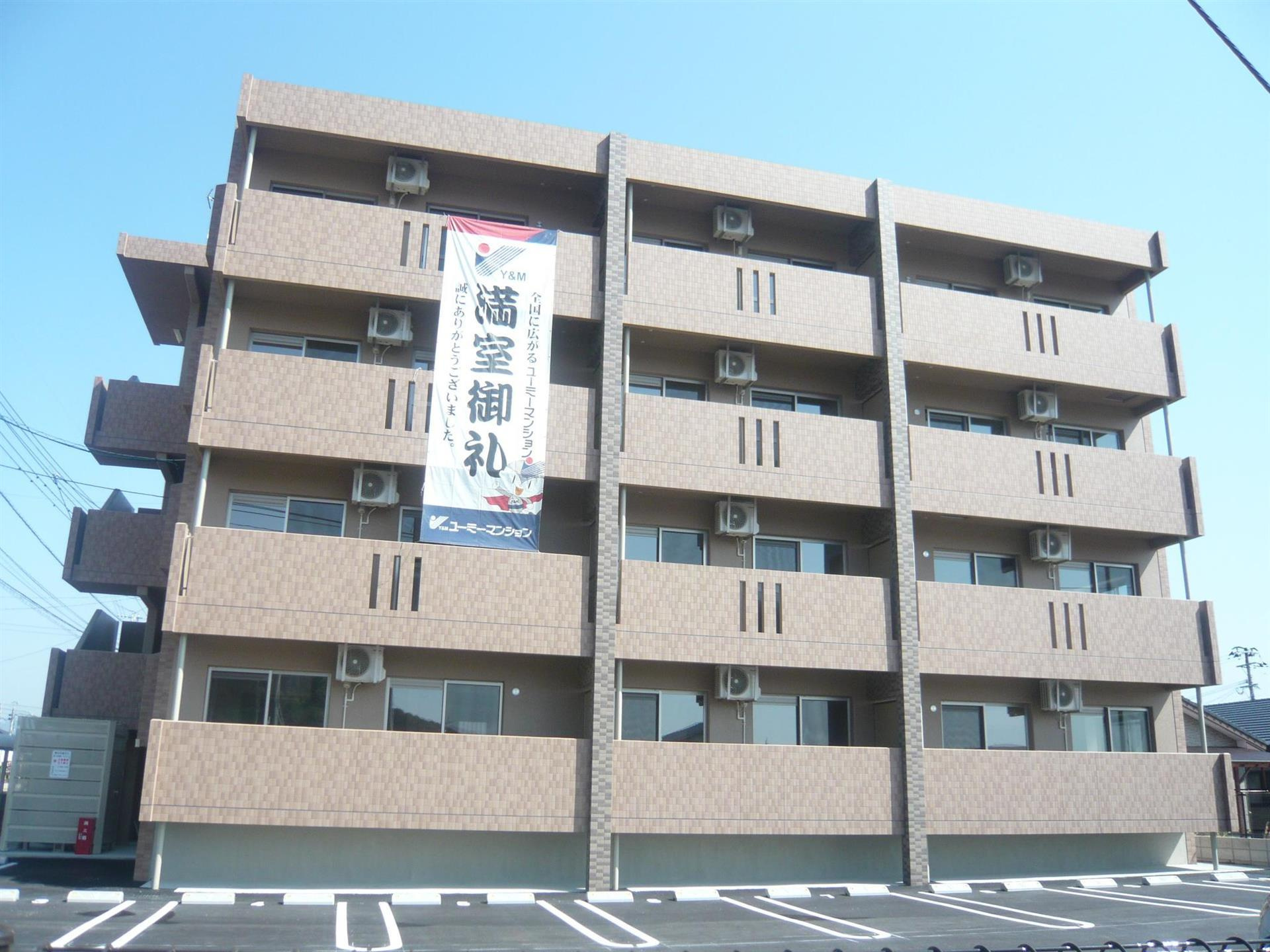 203号室 外観 鉄筋コンクリートの重厚感ある外観