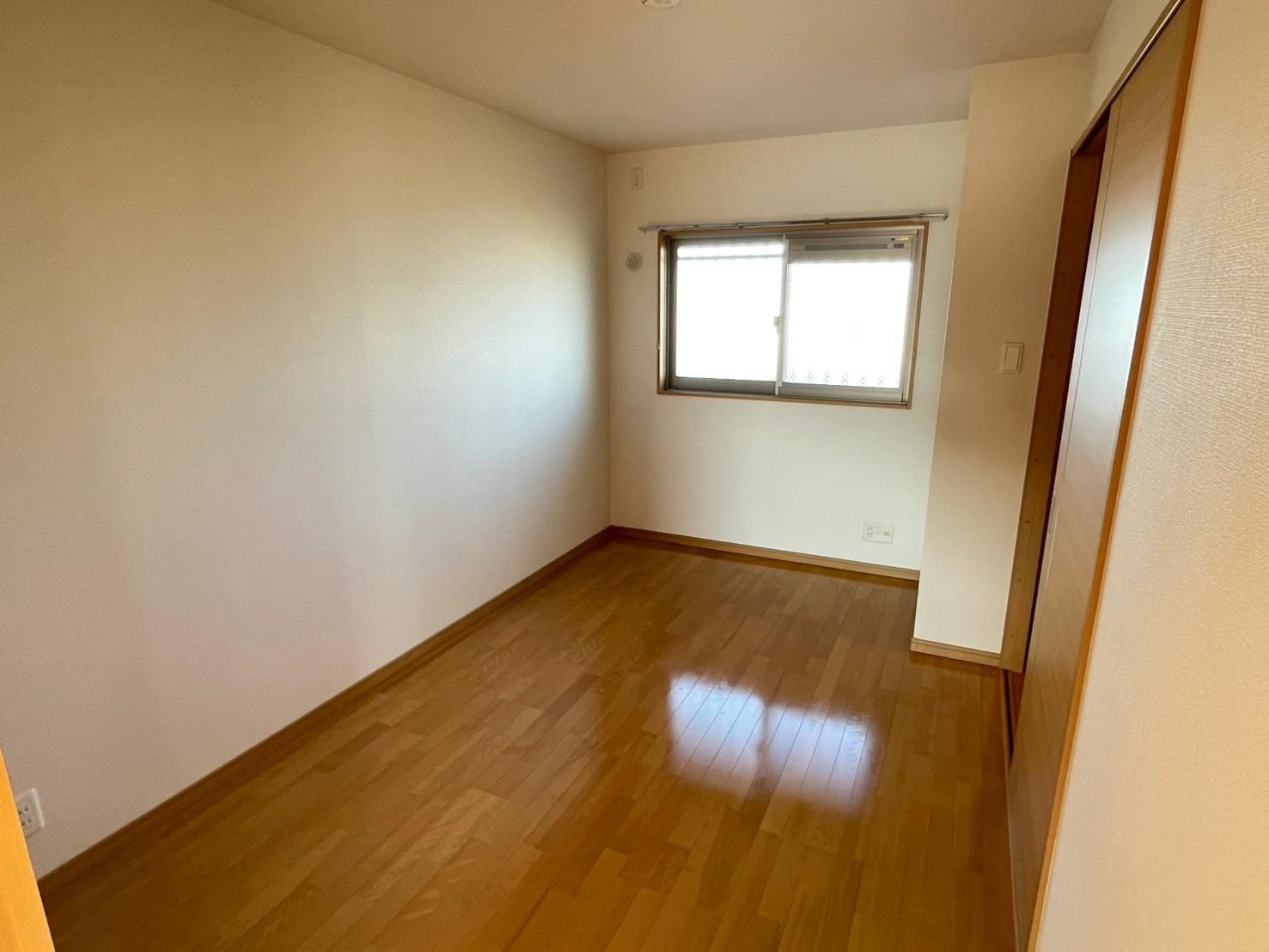 203号室 洋室（北側） 寝室に向いた北側洋室