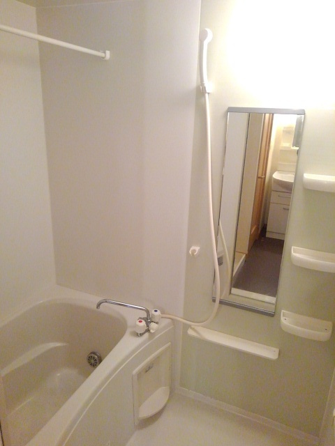 お湯と水のハンドルが別々になっているツーハンドルタイプの浴室蛇口の写真。