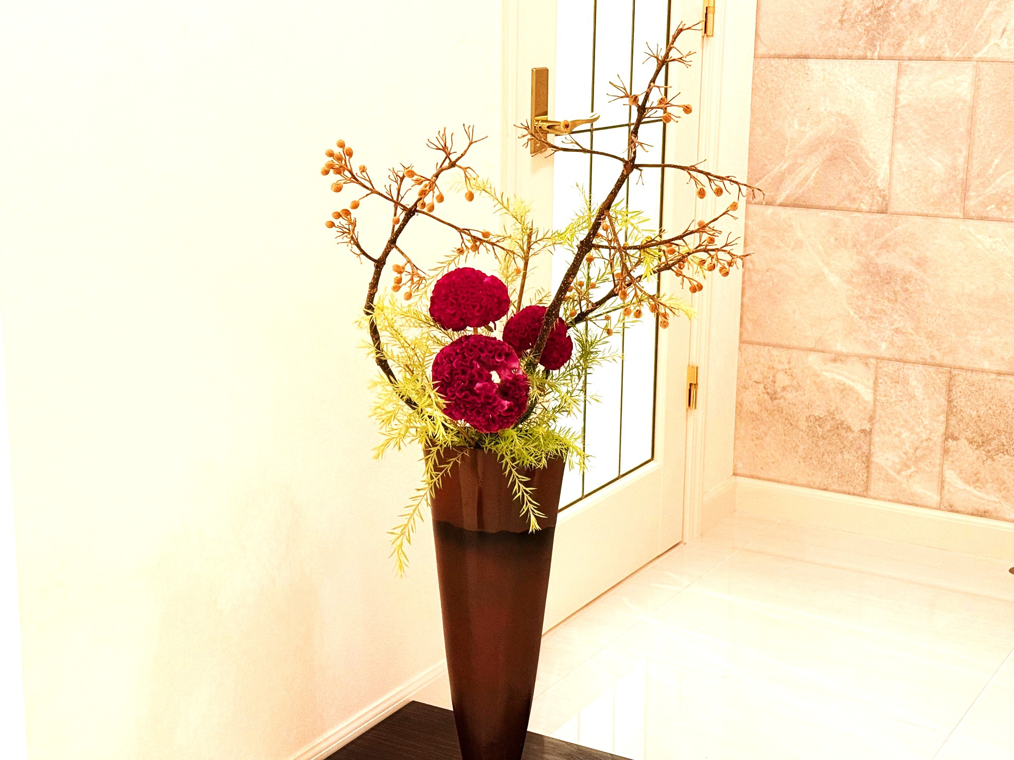 桐の実を使った生け花の画像