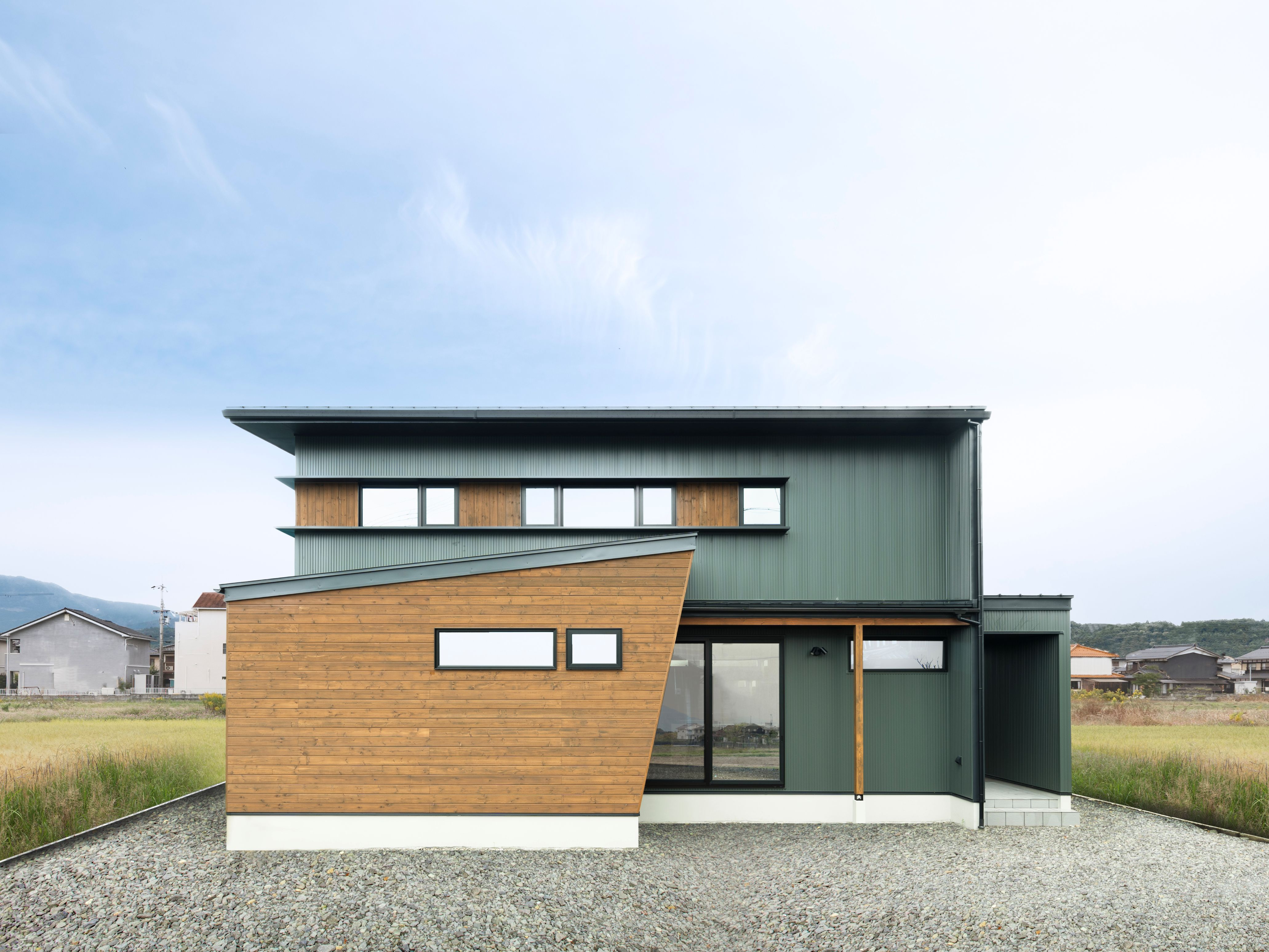 新築施工事例①：グリーン×木目の映えるスクエアハウスの画像