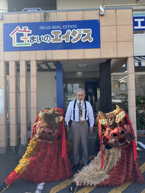 事務所に獅子がやってきました！の画像