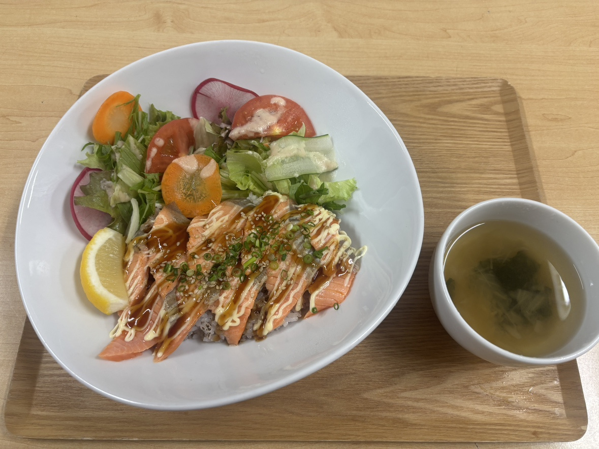 ✨もうすぐ終了!flapflyの期間限定人気メニュー「炙りサーモンライスボウル」の画像