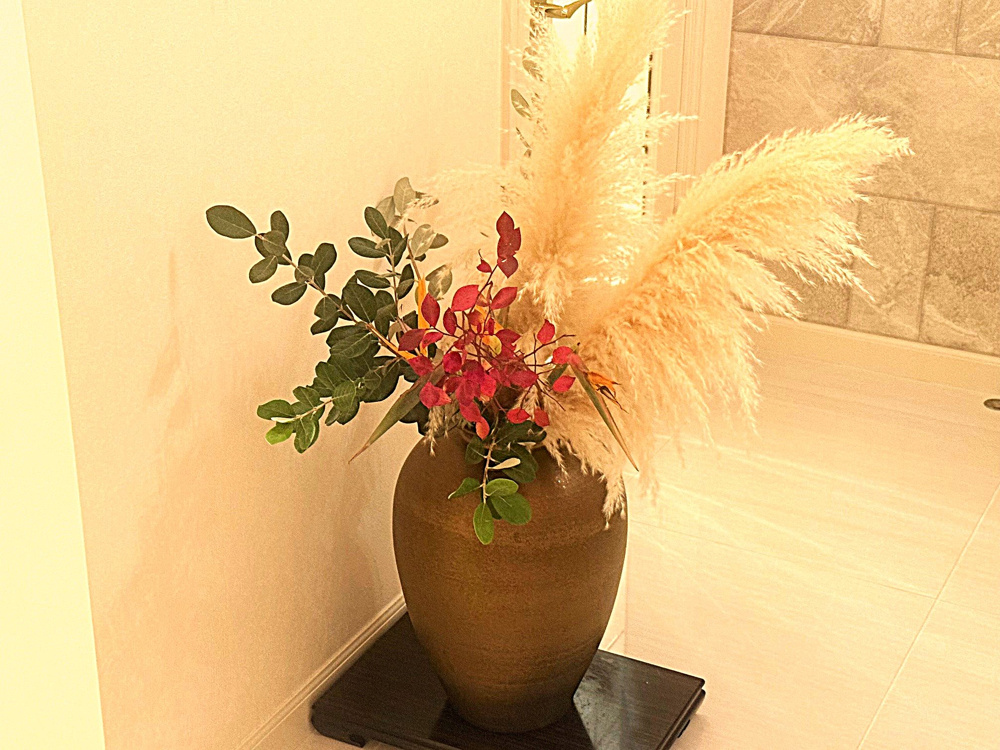 パンパスグラスを使った生け花の画像