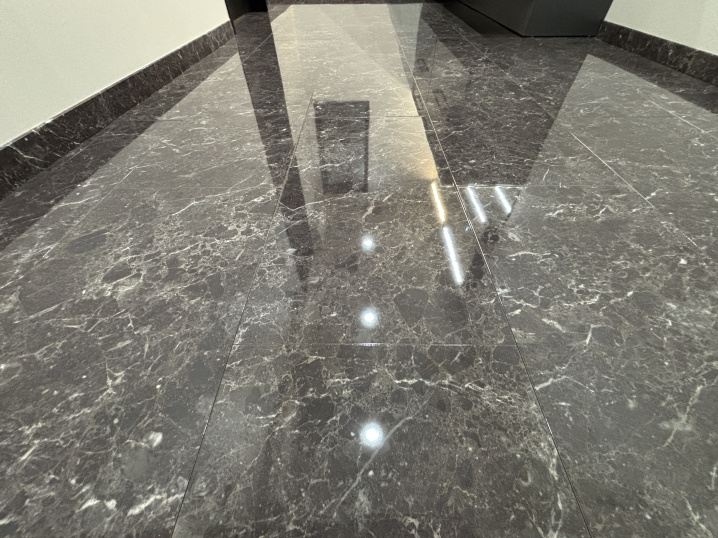 鏡面仕上げフローリング