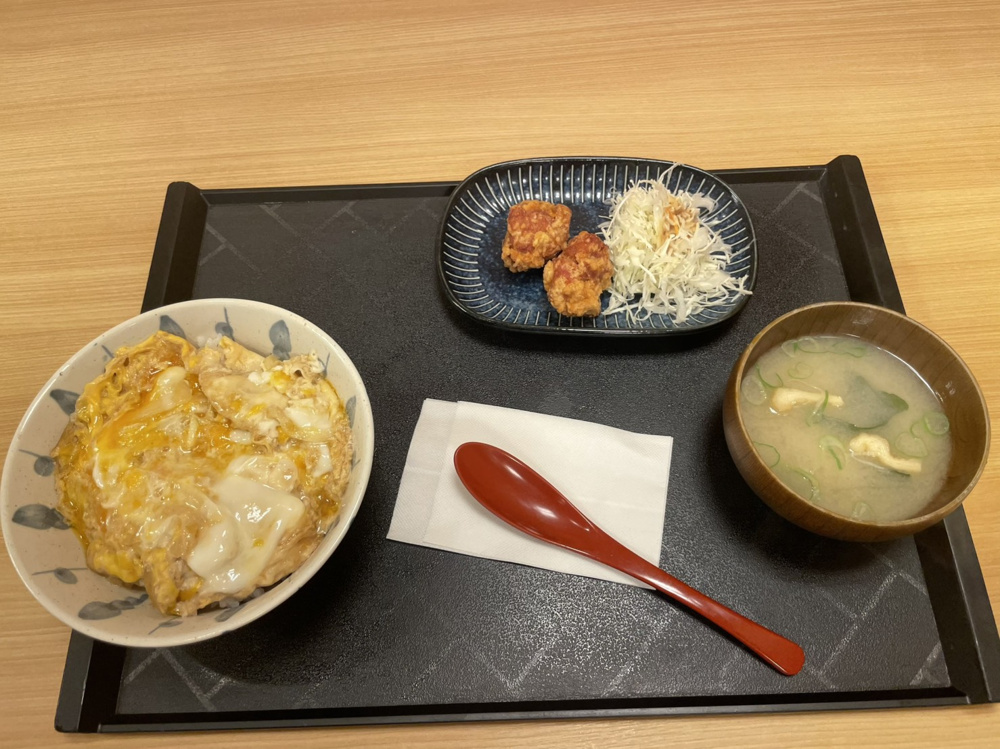 【六甲道ランチ】やさしい味にほっとする…宮本むなし「お母さんの玉子丼＆鶏唐セット」の画像