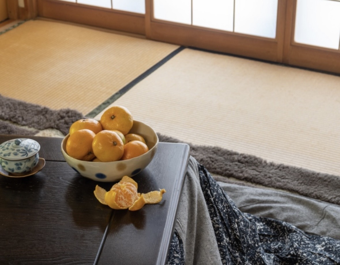 冬の幸せの象徴！コタツとみかんの画像