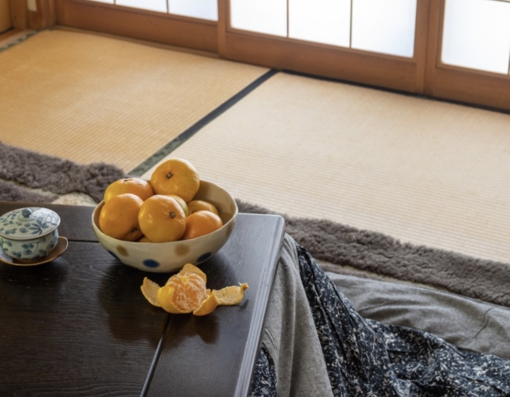 冬の幸せの象徴！コタツとみかんの画像