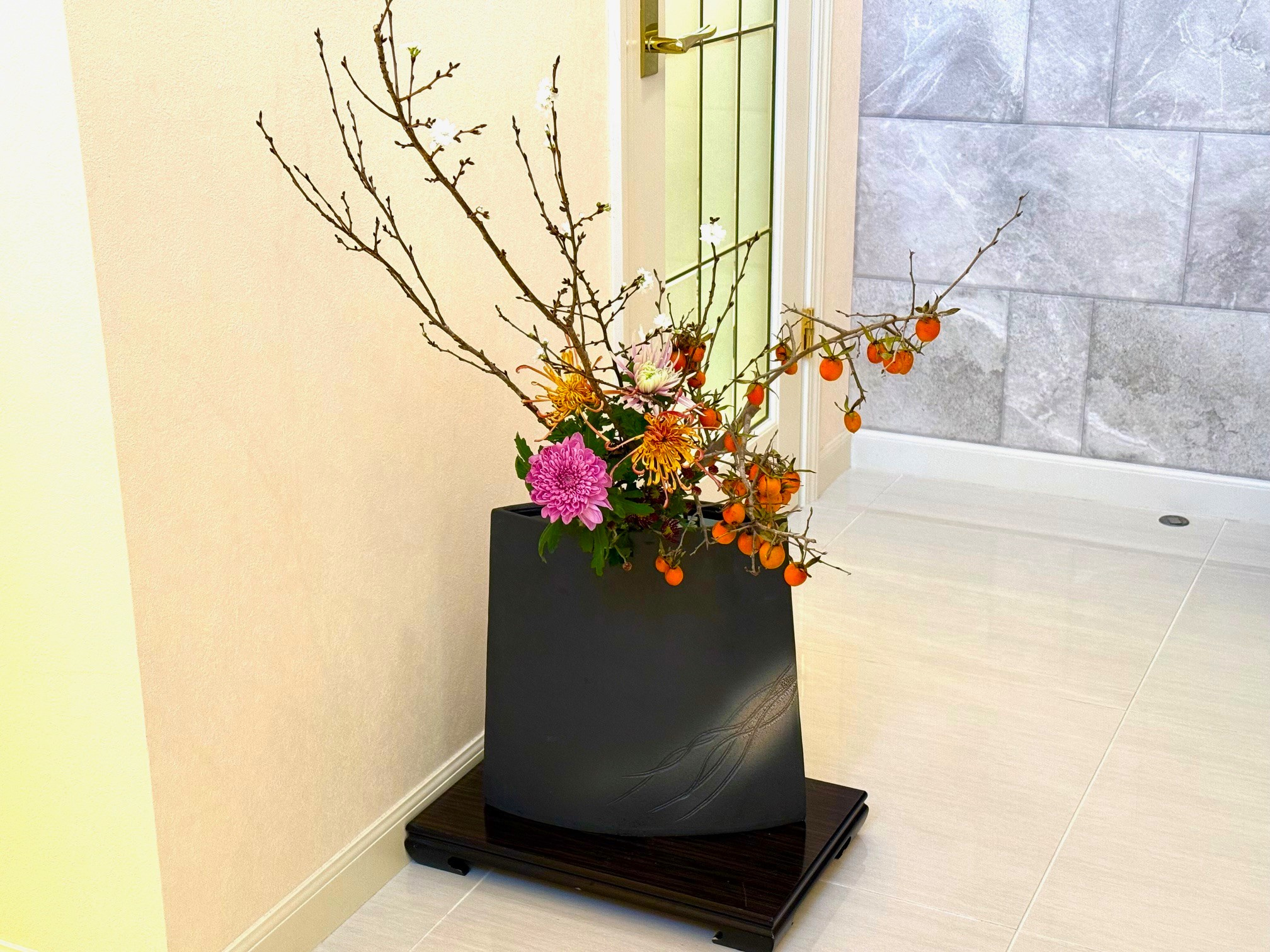 老爺柿を使った生け花の画像