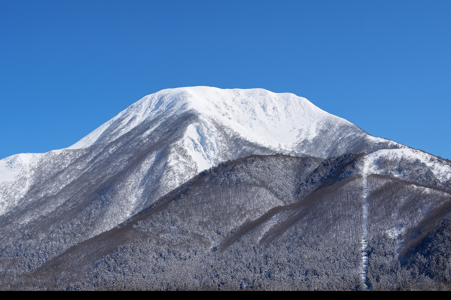 伊吹山で今季初冠雪！冬の訪れを告げる白銀の名峰と滋賀観光の魅力