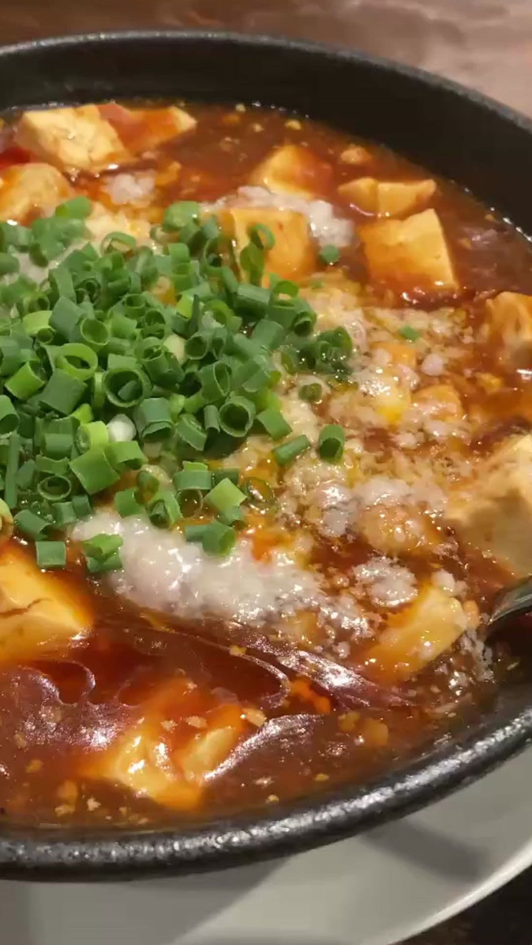 とろける背脂麻婆×チーズの禁断コラボ！ 新潟の寒い季節に、たまる屋の「背脂麻婆麺」でお腹も心もポカポカに。の画像