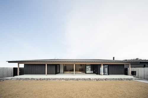 新築施工事例③：伸びやかな屋根が美しい、開放感あふれる平屋の画像