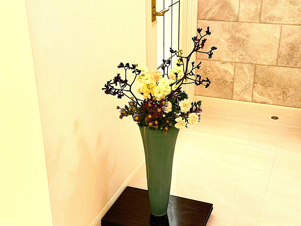 カンガルーポーを使った生け花の画像