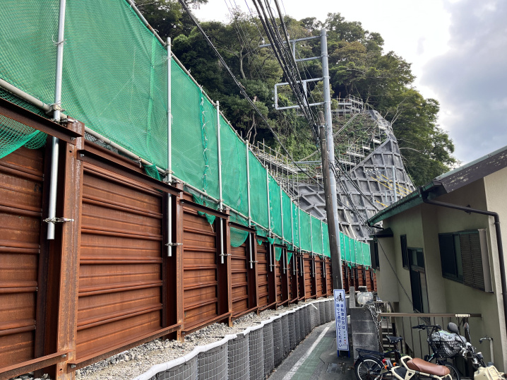 危険な崖の擁壁工事の画像