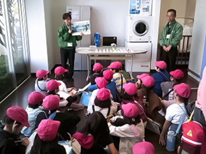 お家の値段は「ガリガリ君」約1,000年分！？ 創業100年の横尾材木店、小学生の「なぜ？」に答える 社会科見学『町探検』を4年連続で実施の画像