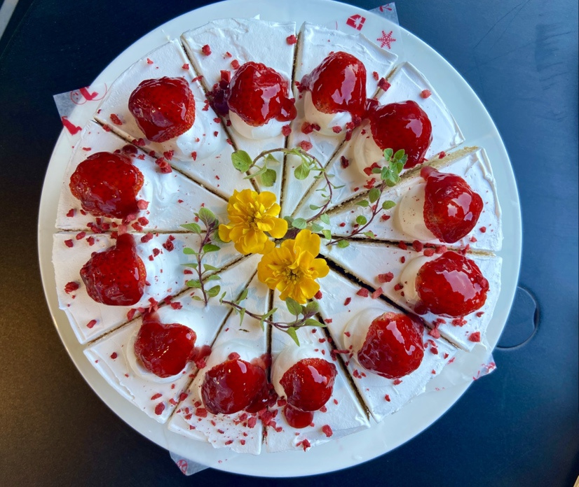 手作りのイチゴショートケーキで癒されるひととき✨の画像