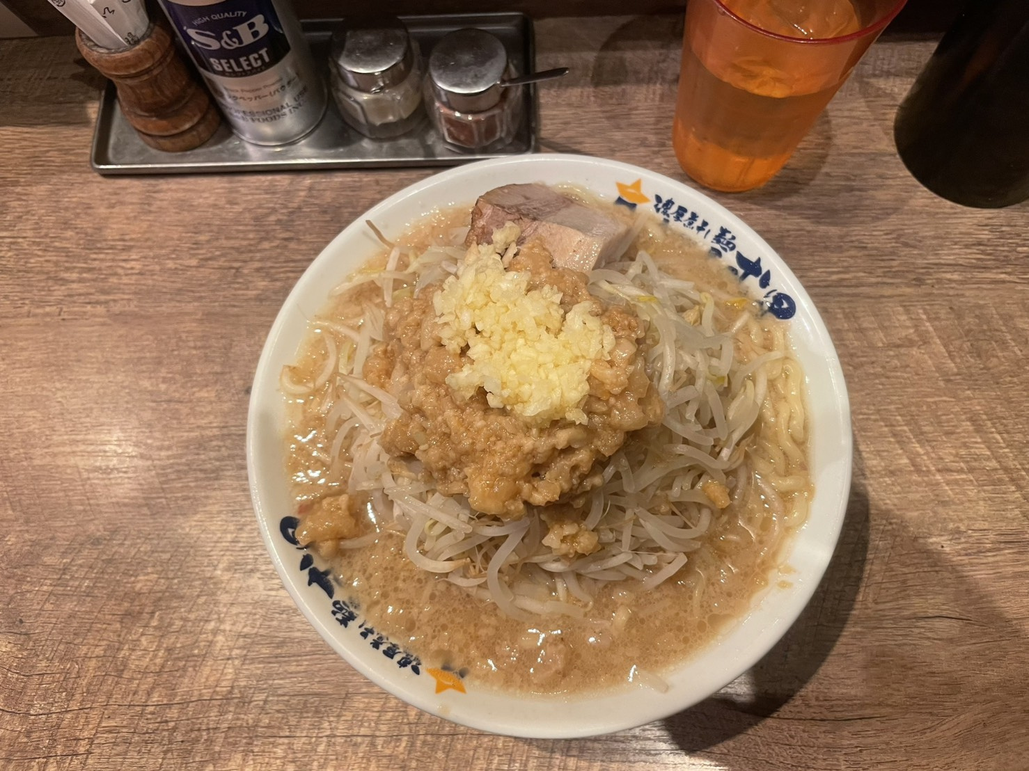 【六甲道の衝撃ラーメン】背脂×極太麺×ニンニク！中毒性MAXの二郎系がヤバすぎたの画像