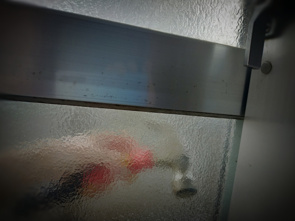 窓からの侵入を防ぐ方法は？防犯フィルムやアイテムの活用も解説の画像