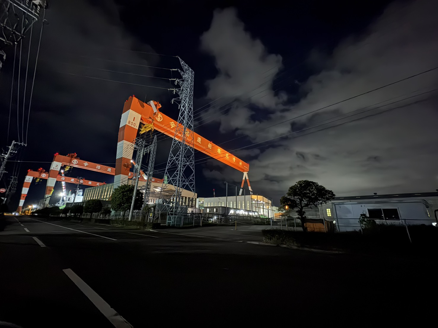 闇に浮かぶ光 ― 新居浜・西条、造船所の夜の画像