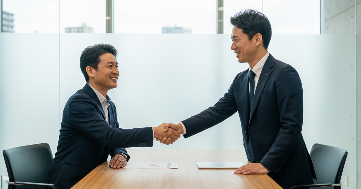 高翔バイセルの担当者と握手を交わすオーナー。芦屋での不動産投資の成功とパートナーシップを象徴するシーン。