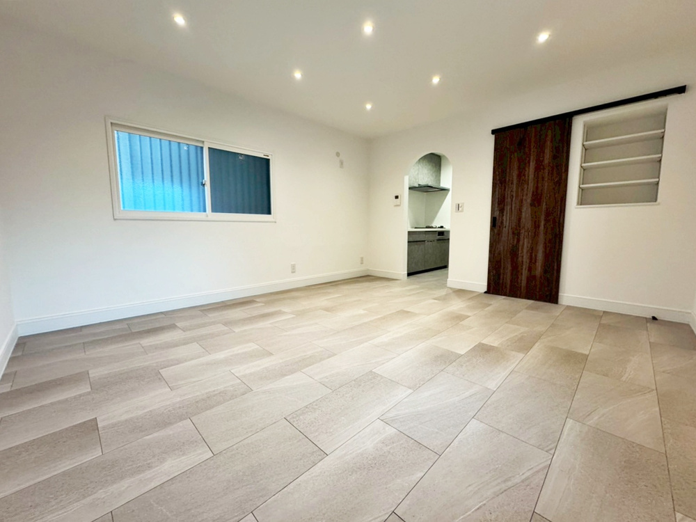 店舗付き住宅を居住専用に。水廻りを集約したモダンリフォームの画像