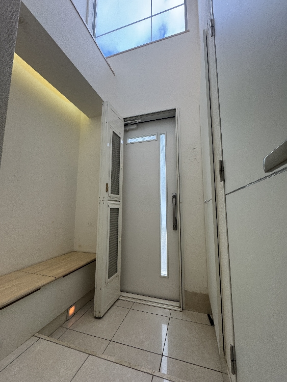 玄関”>
                    </p>
                    <h3 class=