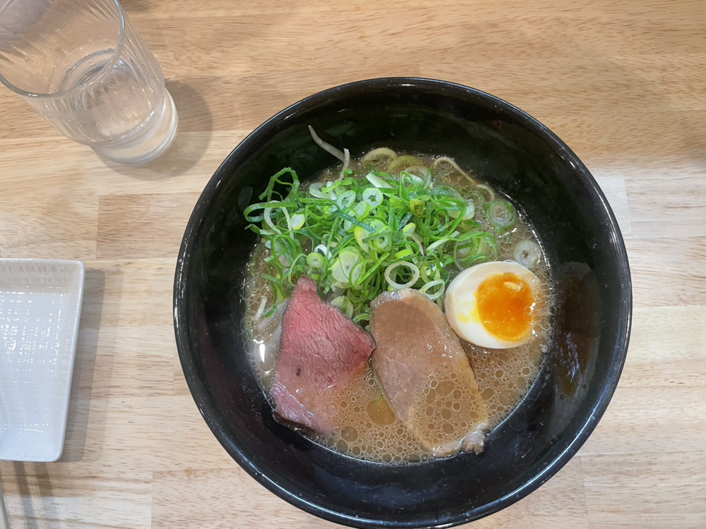 割烹のような落ち着きで味わう、鴨と牛の上品ラーメンの画像