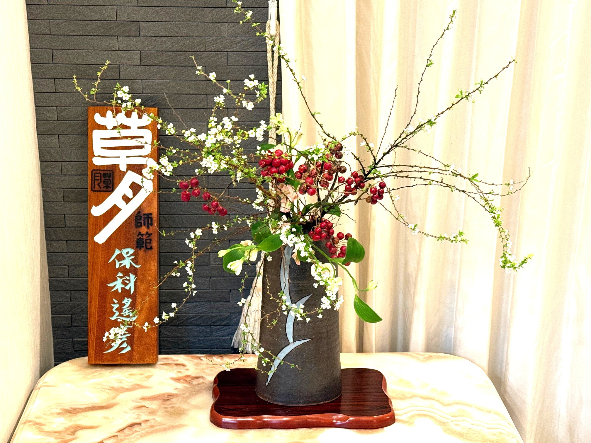 雪と赤のコントラストの画像