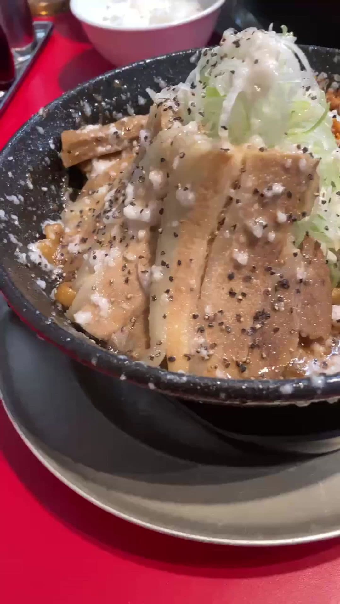 新潟油そばの新定番！新潟市東区 活気あふれる「新潟油そば モジャ」で